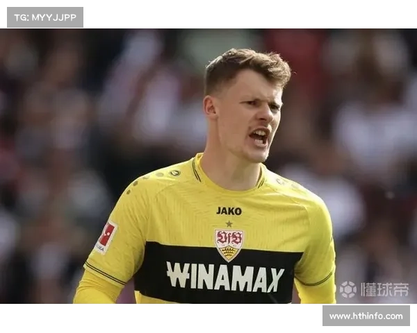 斯图加特门将努贝尔失误后神情落寞，队长上前安慰