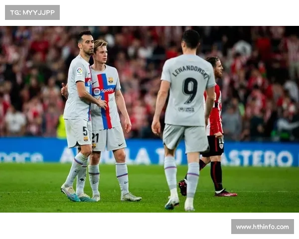 巴萨小将巴德吉西甲处子球，赛后与队友庆祝